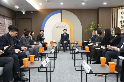 윤성진 제1부시장 임용장 교부 및 실국장단 차담 윤성진 제1부시장 위임장 교부_10.jpg