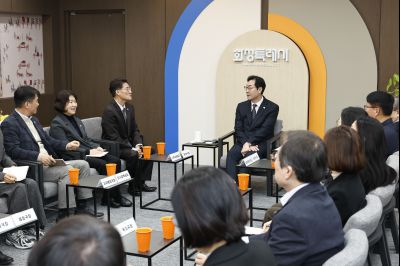 윤성진 제1부시장 임용장 교부 및 실국장단 차담 윤성진 제1부시장 위임장 교부_11.jpg