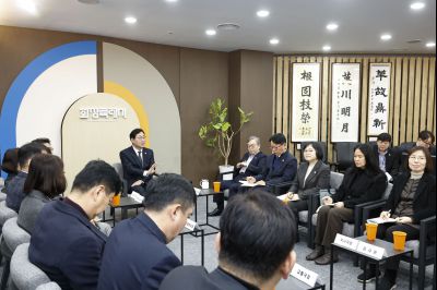 윤성진 제1부시장 임용장 교부 및 실국장단 차담 윤성진 제1부시장 위임장 교부_12.jpg