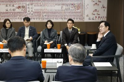 윤성진 제1부시장 임용장 교부 및 실국장단 차담 윤성진 제1부시장 위임장 교부_14.jpg