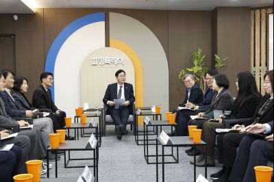 윤성진 제1부시장 임용장 교부 및 실국장단 차담 윤성진 제1부시장 위임장 교부_16.jpg