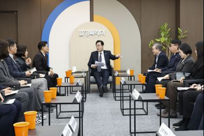 윤성진 제1부시장 임용장 교부 및 실국장단 차담 윤성진 제1부시장 위임장 교부_18.jpg