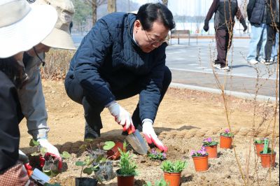 화성특별정원 조성 기념 식새행사 20260321 화성특별정원 조성 기념 식재행사_27_resize.jpg