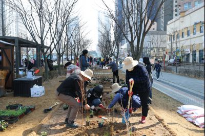 화성특별정원 조성 기념 식새행사 20260321 화성특별정원 조성 기념 식재행사_45_resize.jpg