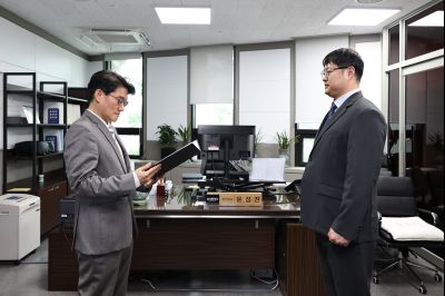 신규공직자 임용장 교부 0D0A5472_resize.jpg