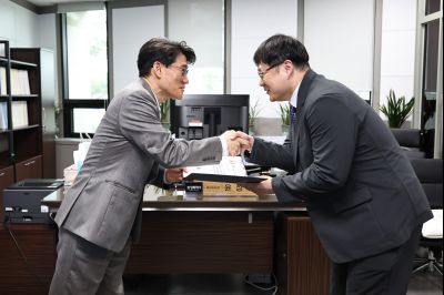 신규공직자 임용장 교부 0D0A5484_resize.jpg