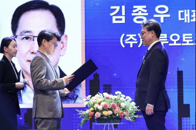 제2회 화성특례시 기업인의 날 기념식 C1KS3238_resize.JPG