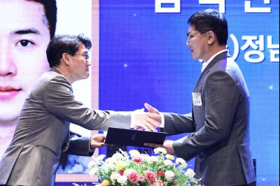 제2회 화성특례시 기업인의 날 기념식 C1KS3278_resize.JPG