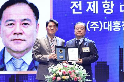 제2회 화성특례시 기업인의 날 기념식 C1KS3376_resize.JPG