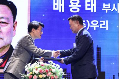 제2회 화성특례시 기업인의 날 기념식 C1KS3382_resize.JPG