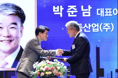 제2회 화성특례시 기업인의 날 기념식 C1KS3489_resize.JPG