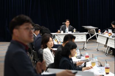 화성시 돌봄통합지원 실행 방안 연구 용역 중간보고회 C1KS6186_resize.JPG