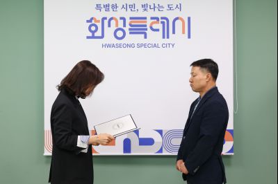 신규 임기제공무원 임용장 교부 0D0A5587_resize.jpg