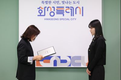 신규 임기제공무원 임용장 교부 0D0A5673_resize.jpg