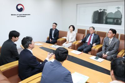 철도사업 조속 추진을 위한 범시민 서명부 전달(국토교통부 홍진선 2차관) 0D0A5242_resize.jpg