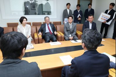 철도사업 조속 추진을 위한 범시민 서명부 전달(국토교통부 홍진선 2차관) 0D0A5256_resize.jpg