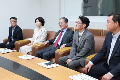 철도사업 조속 추진을 위한 범시민 서명부 전달(국토교통부 홍진선 2차관) 0D0A5264_resize.jpg