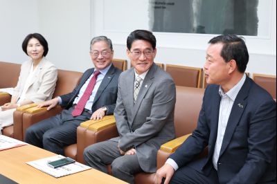 철도사업 조속 추진을 위한 범시민 서명부 전달(국토교통부 홍진선 2차관) 0D0A5266_resize.jpg
