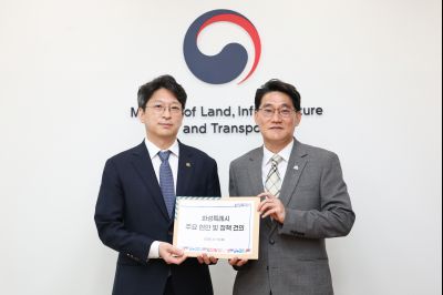 철도사업 조속 추진을 위한 범시민 서명부 전달(국토교통부 홍진선 2차관) 0D0A5273_resize.jpg