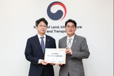 철도사업 조속 추진을 위한 범시민 서명부 전달(국토교통부 홍진선 2차관) 0D0A5275_resize.jpg