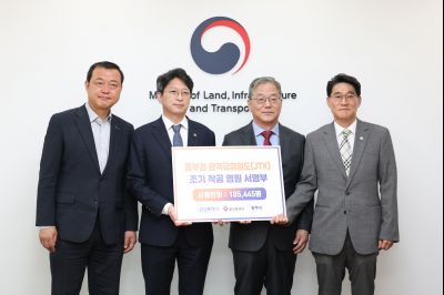 철도사업 조속 추진을 위한 범시민 서명부 전달(국토교통부 홍진선 2차관) 0D0A5285_resize.jpg