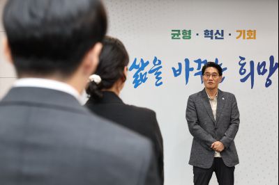 2026년6월1일자 신규공직자 임용장 교부 C1KS4828_resize.JPG