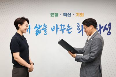 2026년6월1일자 신규공직자 임용장 교부 C1KS4694_resize.JPG