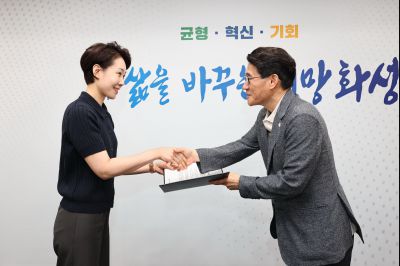 2026년6월1일자 신규공직자 임용장 교부 C1KS4697_resize.JPG