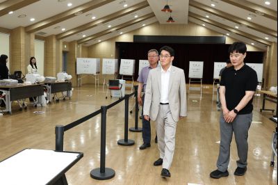 윤성진 제1부시장 양감면 사전투표소 현장점검 C1KS4160_resize.JPG