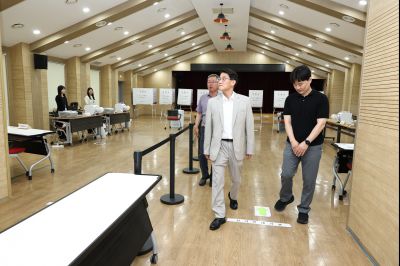 윤성진 제1부시장 양감면 사전투표소 현장점검 C1KS4161_resize.JPG