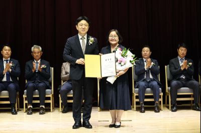 제9회 전국동시지방선거 정명근 당선인 당선증 교부식 C1KS5267_resize.JPG