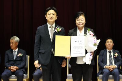 제9회 전국동시지방선거 정명근 당선인 당선증 교부식 C1KS5363_resize.JPG
